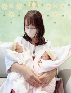 ふたごちゃんだっこ